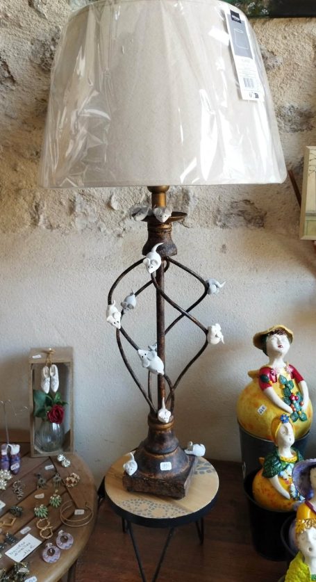 99 € Lampe pied métallique patine rouille avec ses souris.