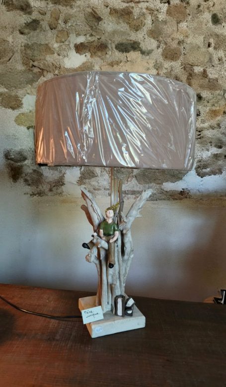 139 €, lampe avec personnage et livres en grès